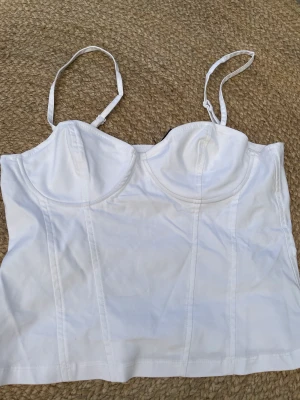 Korsett linne - Från hm, köpt förra sommarn men knappt använd💓