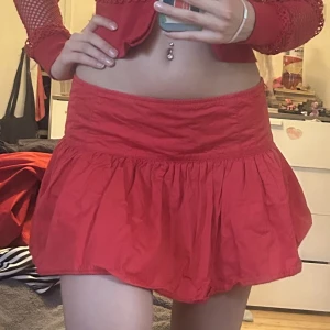 röd minikjol - röd minikjol! så söt🙈