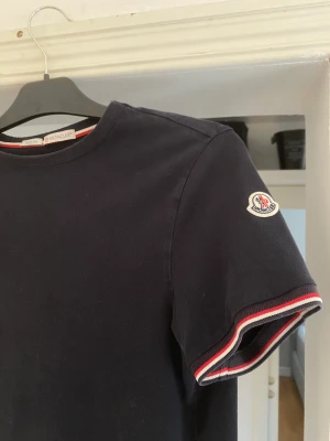 Moncler t shirt - Säljes billigt 