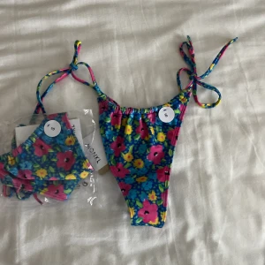 Bikiniunderdel - En blommig bikiniunderdel till salu. Fick nämligen hem två underdelar när jag beställde och det går inte att skicka tillbaka eftersom det är bikini. Jag säljer därför den underdelen som fortfarande är inplastad🙌🏻 Den är alltså inte använd eller ens öppnad❤️