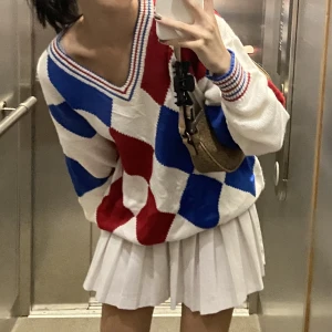 V-ringad pullover - vintage pullover/sweatshirt köpt på beyond retro för ca 2 år sen. inga defekter förutom en knappt märkbar fläck som visas på bild 3! stl l men passar även som oversized på xs-m :) 