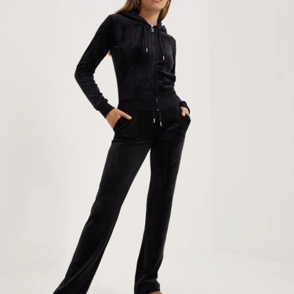 Ett svart juicy sett från Juicy Couture. Storlek Xs, men passar även xxs och S. Originalpris 2200 kr. Säljer pågrund av att de ej kommer till användning💕skriv gör fler bilder . Jeans & Byxor.