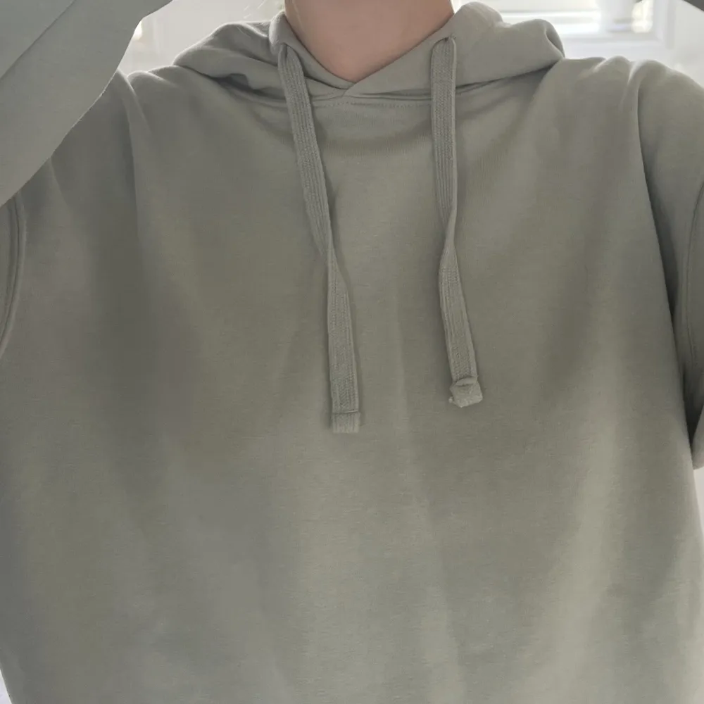 Hoodie i en turkos färg från Zara ❤️ aldrig använd så i superbra skick. Hoodies.