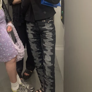 EYTYS jeans eclipe - Fina lågmidjade jeans från EYTYS ss22. Storlek s, passar någon som vanligtvis har 26 i midjan🌺 Nypris: 2200  I fint skick och inget att anmärka på!