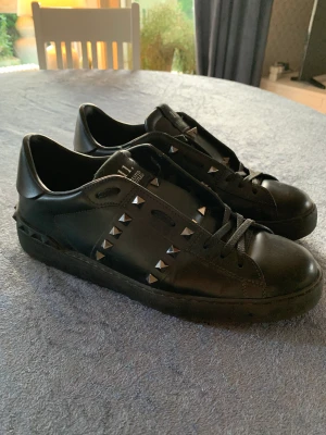 Valentino rockstud  - Storlek: 41 Skick: 9/10 Pris: 2499kr Retail: 7000kr. Pris och övriga frågor kan diskuteras!