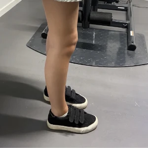 Sneakers - Säljer mina svart/vita sneakers från zalando💓💓💓