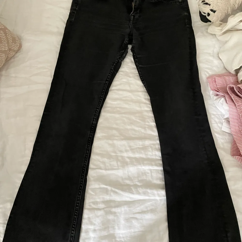 Lågmidjade bootcut jeans som inte kommer till användning har en liten skada vid inte lår som inte syns när du har på dig dem. Farkut & Housut.