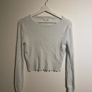 Vit långärmad  - Fin vit långärmad med ”kantig” sömn från object🌸