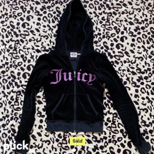 Juicy tröja  - Hejsan! Säljer denna ursnygga juicy koftan jag köpt här på plick för länge sedan, men som tyvärr aldrig kommit till användning pga för liten storlek. Finns inga defekter och så vidare! :)