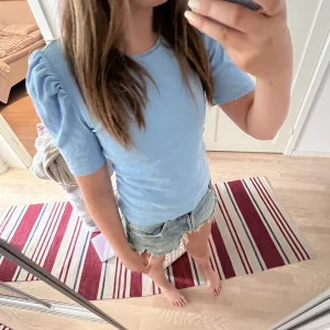 Puff T-shirt  - En jätte fin och söt blå T-shirt med puff ärmar!💗😆 Den är i jätte bra skick💕 