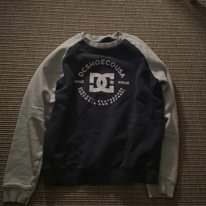 Tröja - Riktig skön och snygg tröja huvud färgerna är blåa och vita.