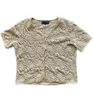 Spets topp - Så vacker spets kofta med korta ärmar. Så nice nu i sommar! Inte sätt några defekter. Strlk M