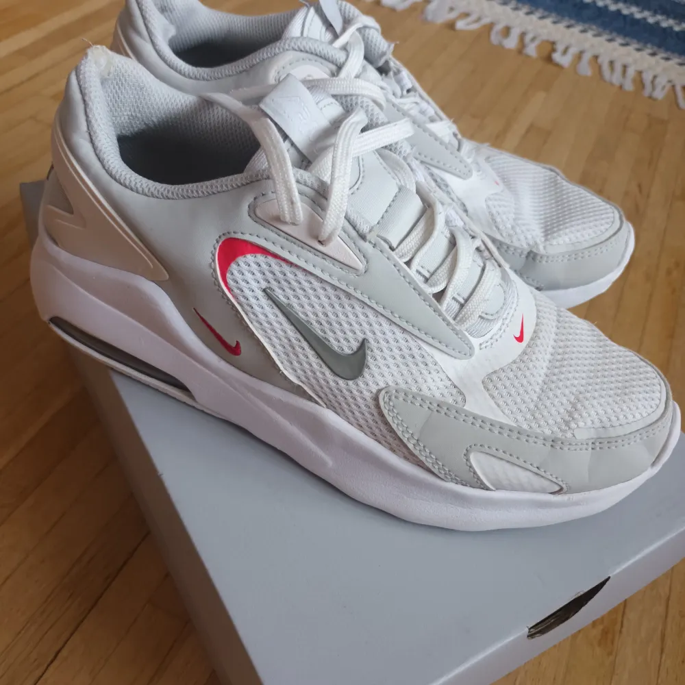 Säljer mina vita Nike air max bolt,på grund av jag köpte nya. Dom är i bra skick och har använd dom 3 månad. . Skor.