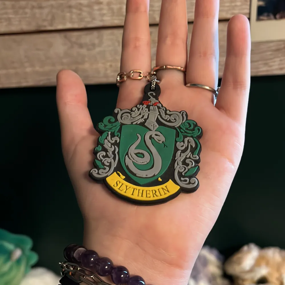 Var i en jätte stor Harry Potter fas och köpte en Slytherin nyckel ring. Materialet är gjord av gummi och håller bra. Originell priset var runt: 70kr . Accessoarer.