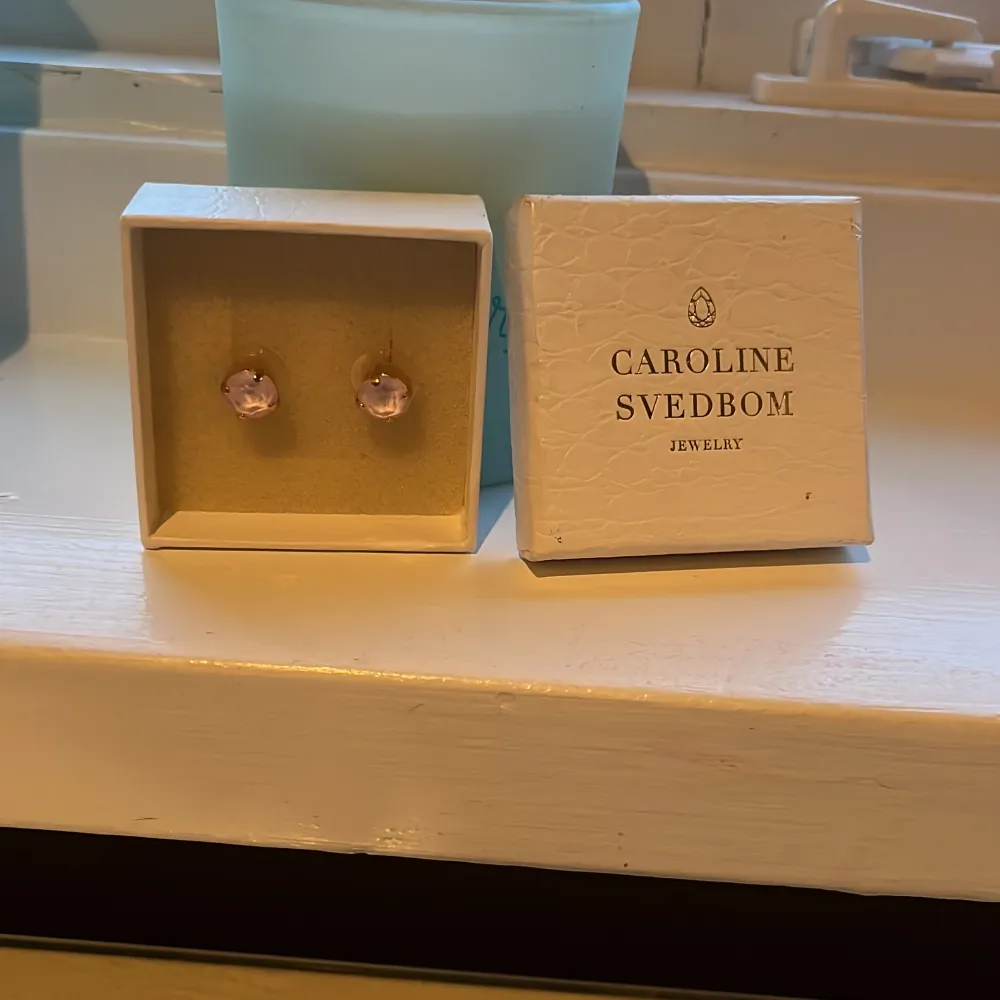 Säljer dessa supersöta rosa örhängena från Caroline svedbom. Endast testad men annars aldrig anvönda. Säljer för 300. Accessoarer.