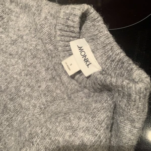 Stickad tröja - Stickad tröja ifrån monki jätte fin och i bra skick! Den är inte så mörk som de ser ut på bild 2-3 den är som på bild 1 tror inte dom säljer denna tröja längre men nypris var runt 400!  skriv vid frågor mer bilder eller funderingar!💓💯🤍