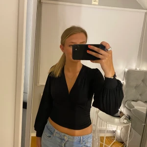 Tröja - Jätte fin svart blus från Nelly. Blusen är i storlek xs och har stretchigt material.