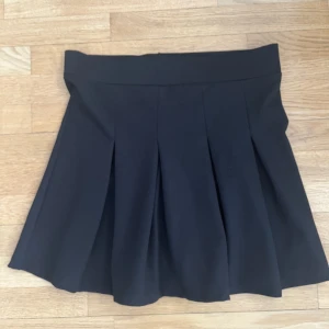 Svart minikjol - Har använd en gång :)