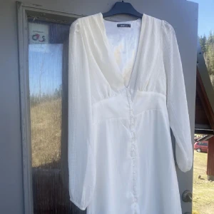 Klänning  - Vit klänning från Gina💗