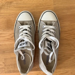 Converse låga stl 38 ljusgrå - Använda men i gott skick, säljer då jag inte använt dessa på år! Köparen står för frakt, kan mötas upp i Stockholm.