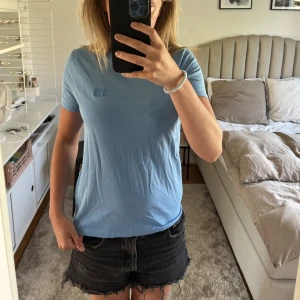 Acne tshirt - Säljer min sjuuukt snygga tshirt från Acne Studios💙💙 Bra skick och köpt för  1200kr, säljer för 500kr☺️Står ingen storlek men passar mig med S.