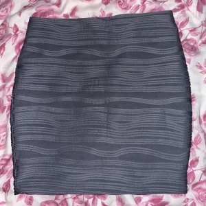 Kjol från Amisu - Ljusblå kortkjol från Amisu i storlek 34/XS. Frakt ingår inte i priset - kan diskuteras. 