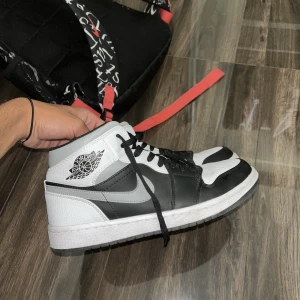 Air Jordan 1 shadow mid (Gray and black)  - Mycket bra skor, har bara kunnat använda dem 1 gång pågrund av att de var lite för stora för mina fötter men skorna är i lika bra skick som när jag köpte dem. Kartong på skorna finns! Pris kan diskuteras.