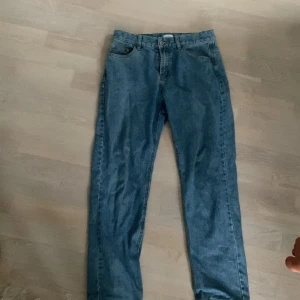 Blå Jeans - Knappt använda skick 9/10 nypris 600kr lite stora i passformen