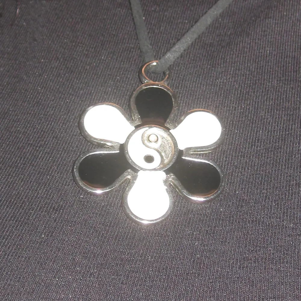 Yin Yang Murakami Flower Style Necklace   In good condition   Length can be adjusted, shortest length as seen in picture   DM me for more questions . Accessoarer.