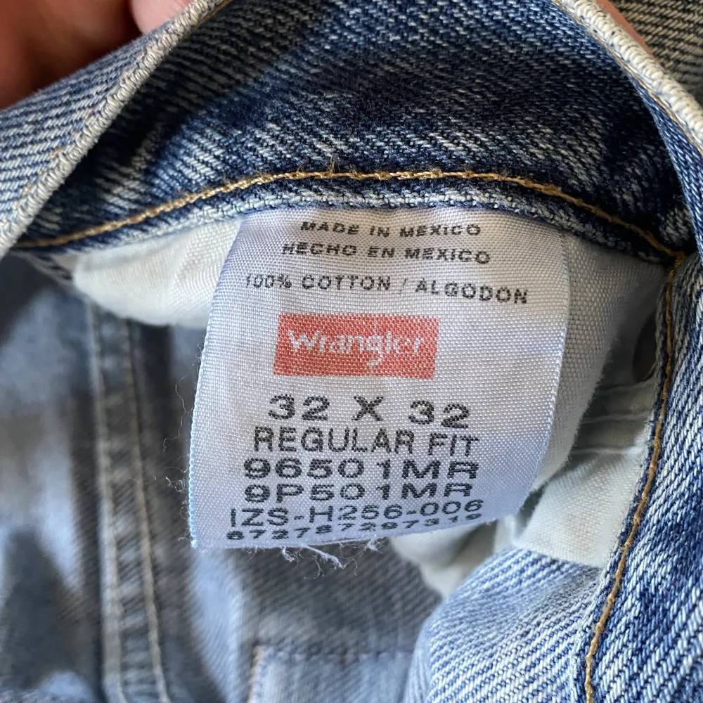 Straight wrangler jeans i snyggaste denim och slitage. 32/34. En lagning vid knäet. Pris: 199kr. Jeans & Byxor.