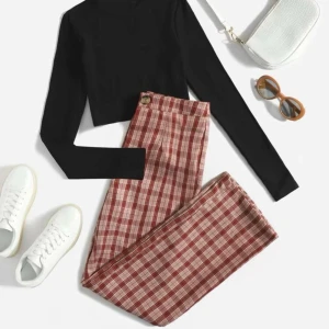 Sett  - Använda men är fortfarande i bra skick!  (Byxorna är som bootcut på och tröjan är som en topp/magtröja) Bilder på kan skickas privat🫶🏼