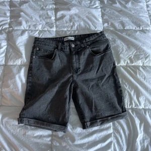 Jeansshorts  - Resning av garderob. Jeansshorts i mycket bra skick. Märke: Studio total. Kom med pris vid intresse. 