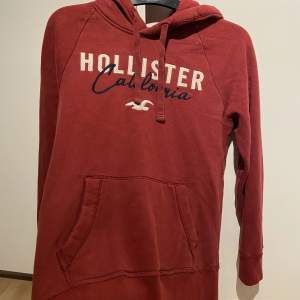 Hej! Säljer min gamla Hollister hoodie! Mycket skön och i fint skick! 