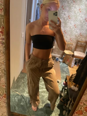 Linne byxor - Jättefin Linne byxor ifrån Gina tricot, på bilden är dem skrynkliga för dem är ej använda så mycket! Men super härliga som sitter bra i midjan och i längden!