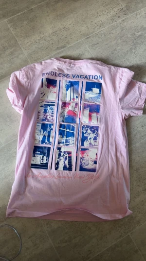 Rosa t-shirt - Säljer denna söta tröja med trycket: Endless Vacacion både bak och fram 🩷 använd några gånger så i mycket fint skick. Köpt på herr i storlek Xs så sitter som en S på mig. 