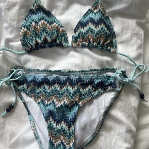 Missoni bikini - Super fin bikini med missoni liknande mönster💗lite slitningar på banden men inget som märks
