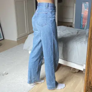 Jeans från Weekday i modellen rail. Lappen är avklippt så osäker på storlek. 
