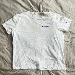 Champion t-shirt vit - Klassisk vit t-shirt, lätt färgning i armhålor (bild). 100% bomull. Storlek L men kort i snittet. 
