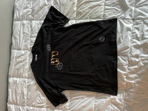 T-shirt  - Resning av garderob. Riktigt snygg t-shirt. Aldrig använd. Kom med pris vid intresse. 