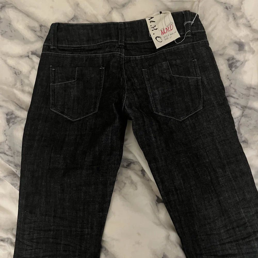 Jättefina lågmidjade Bootcut jeans, vet inte storleken men dom är lite för små för mig som har 36 i jeans💕 Frakt ingår inte i priset, tar endast Swish. Jeans & Byxor.
