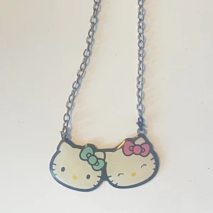 Hello kitty halsband  - Supersöt hello kitty halsband från sanrio💗 köpt second hand o går inte att få tag på nånstans! En liten tråd i slutet då kedjan lossnade, funkar superbra att ha den o inget som märks💕