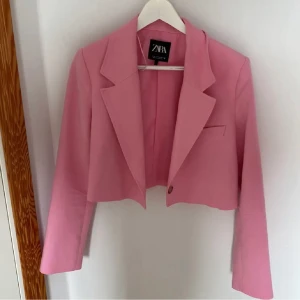 Rosa Croppad kavaj  - Använd vid ett tillfälle, perfekt till sommaren 