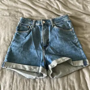 Säljer 3 högmidjade jeans shorts från hm som aldrig används. Säljer dom för 100kr styck. Alla är i storlek S.
