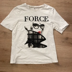 Tshirt ”force” - Vit tisha med svart tryck med texten ”force”.  Det står ”Only” i lappen Pris kan diskuteras 💘