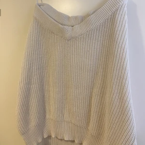 Vit tröja  - Vit tröja från gina tricot, strl L. Den är lite off shoulder beroende på vilken axelbredd man har 💖