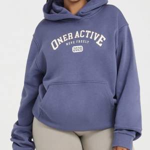 ”Oversized Club Hoodie” från Oner Active i färgen ”Slate Blue”, HELT slut sedan länge på hemsidan!  Aldrig använd, bara tvättad 1 gång sedan hängt i garderoben 💙✨ Så fin!!