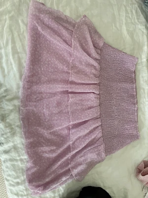 Kjol - En såå fin kjol i storlek xs knappt använd