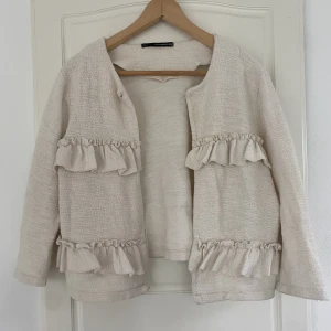 Sfera volang kofta - Fin kofta från Sfera med volanger! Köparen står för frakten.