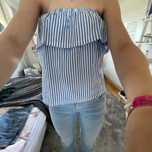 Super gullig offshoulder topp som aldrig är använd och är perfekt till sommaren❤️