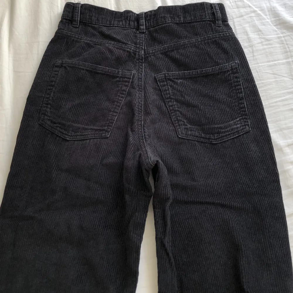 Raka i passformen. Använda men i fint skick. Innerbenslängd ca 74cm. Midjemått ca 68cm. Ankelmått ca 36cm. Vikt ca 415g.. Jeans & Byxor.